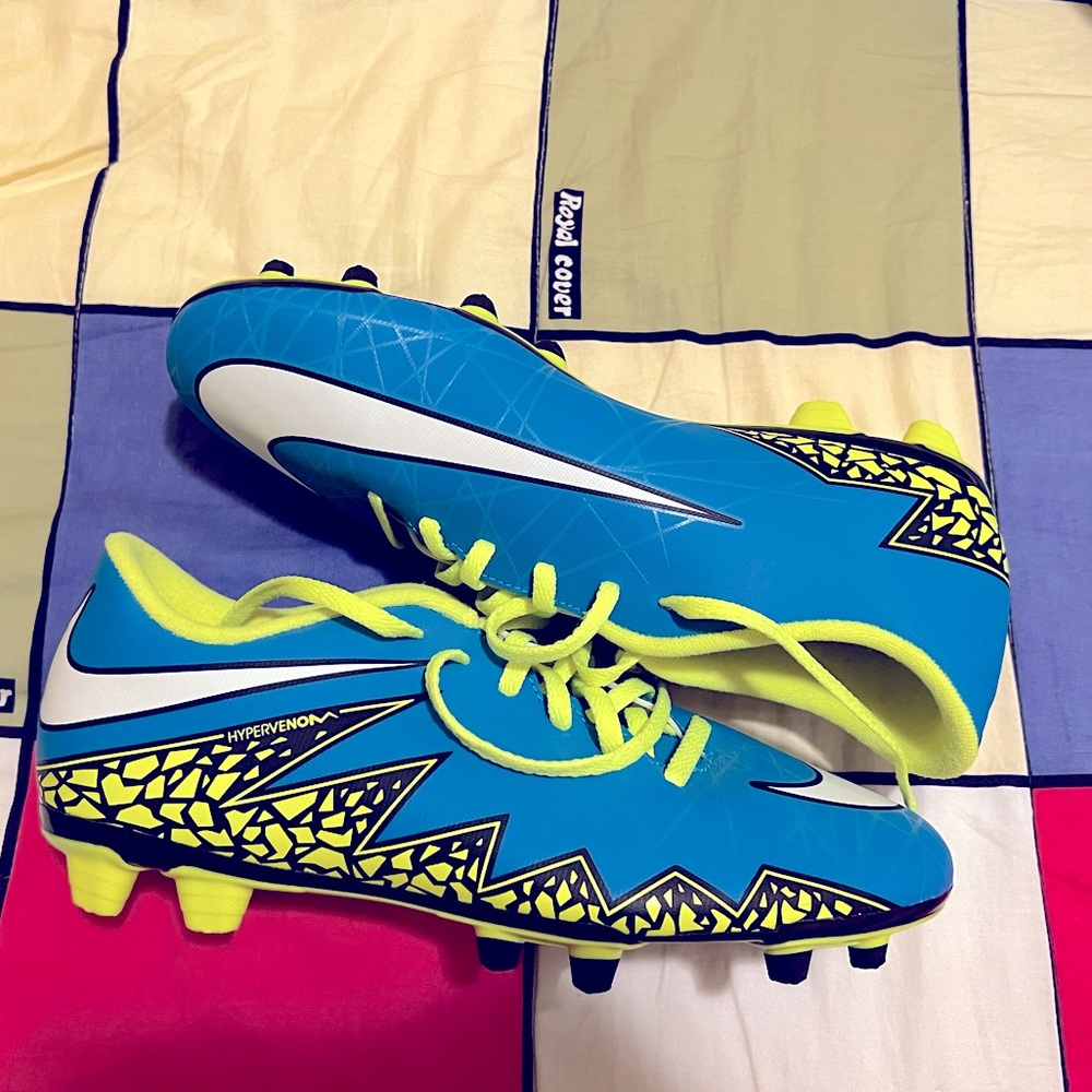 NEW Women’s Size 10 Nike Soccer Cleats Blue/Cerulean and Neon Yellow